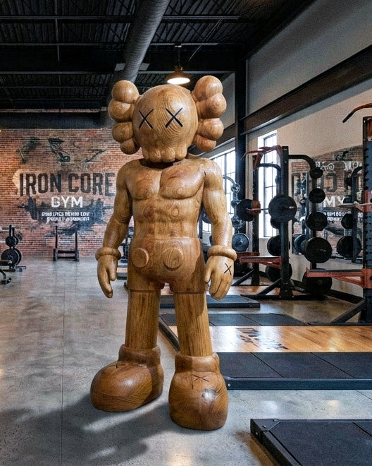 Muskulöse Holzskulptur – Fitnessstudio- & Fitness-Kunstdekoration