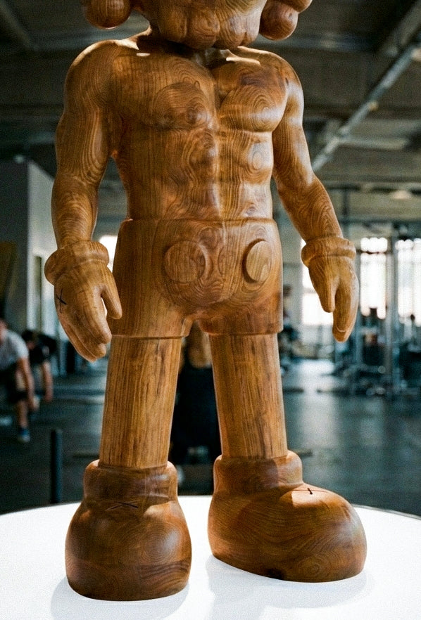 Muskulöse Holzskulptur – Fitnessstudio- & Fitness-Kunstdekoration