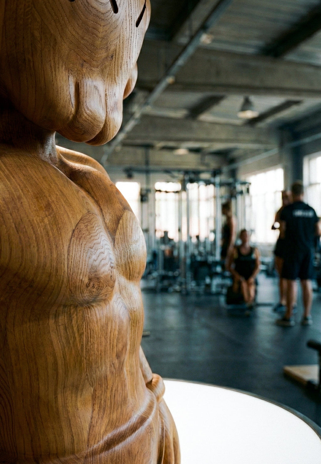 Muskulöse Holzskulptur – Fitnessstudio- & Fitness-Kunstdekoration