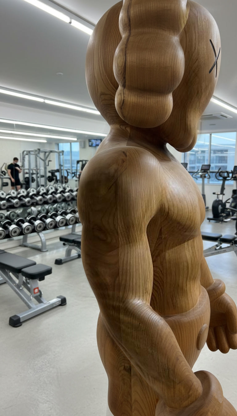 Muskulöse Holzskulptur – Fitnessstudio- & Fitness-Kunstdekoration