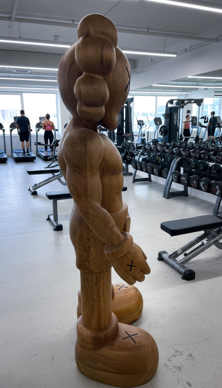 Muskulöse Holzskulptur – Fitnessstudio- & Fitness-Kunstdekoration
