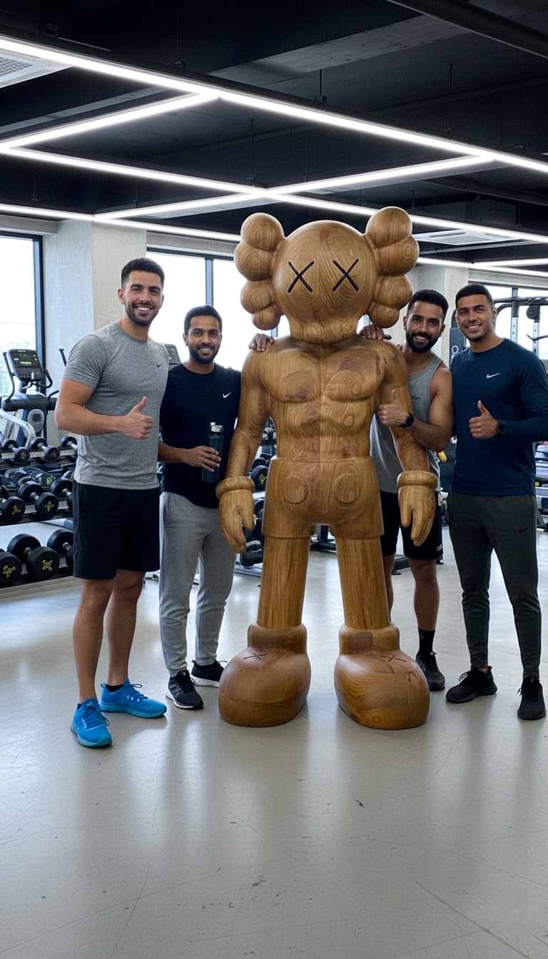 Muskulöse Holzskulptur – Fitnessstudio- & Fitness-Kunstdekoration