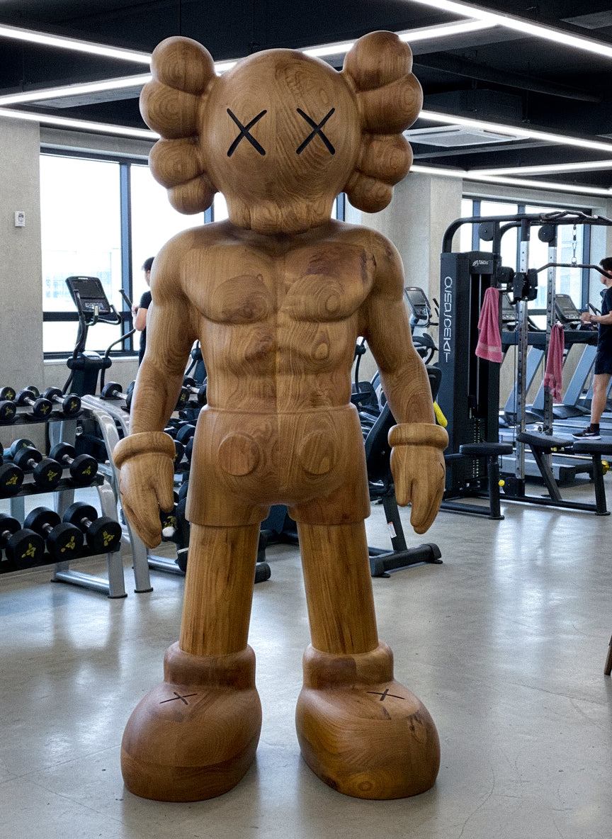 Muskulöse Holzskulptur – Fitnessstudio- & Fitness-Kunstdekoration