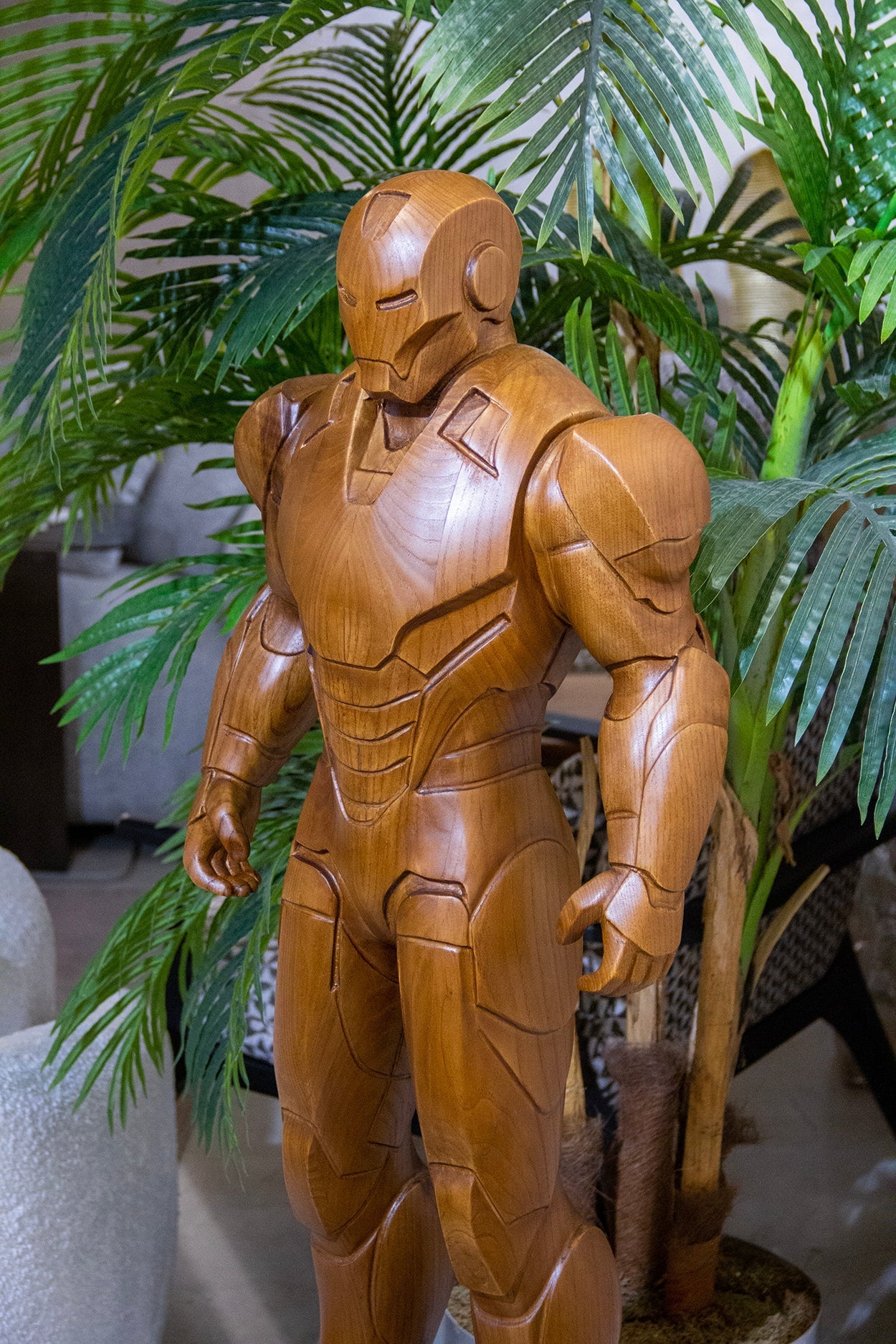 Gepanzerte Heldenstatue aus Holz