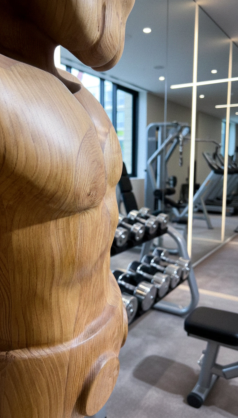 Muskulöse Holzskulptur – Fitnessstudio- & Fitness-Kunstdekoration