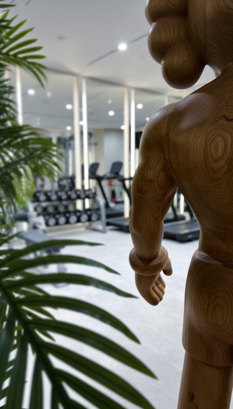 Muskulöse Holzskulptur – Fitnessstudio- & Fitness-Kunstdekoration