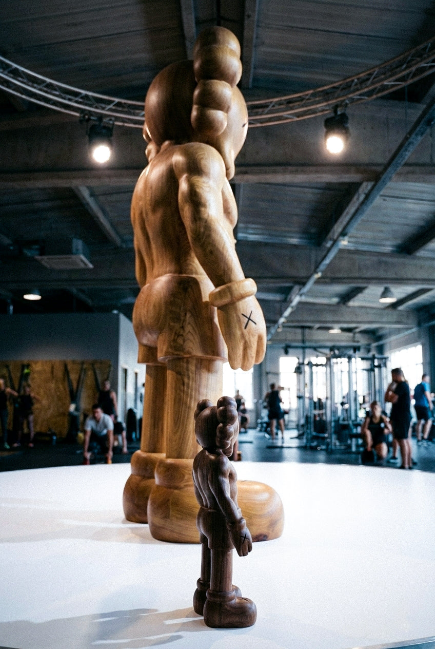 Muskulöse Holzskulptur – Fitnessstudio- & Fitness-Kunstdekoration