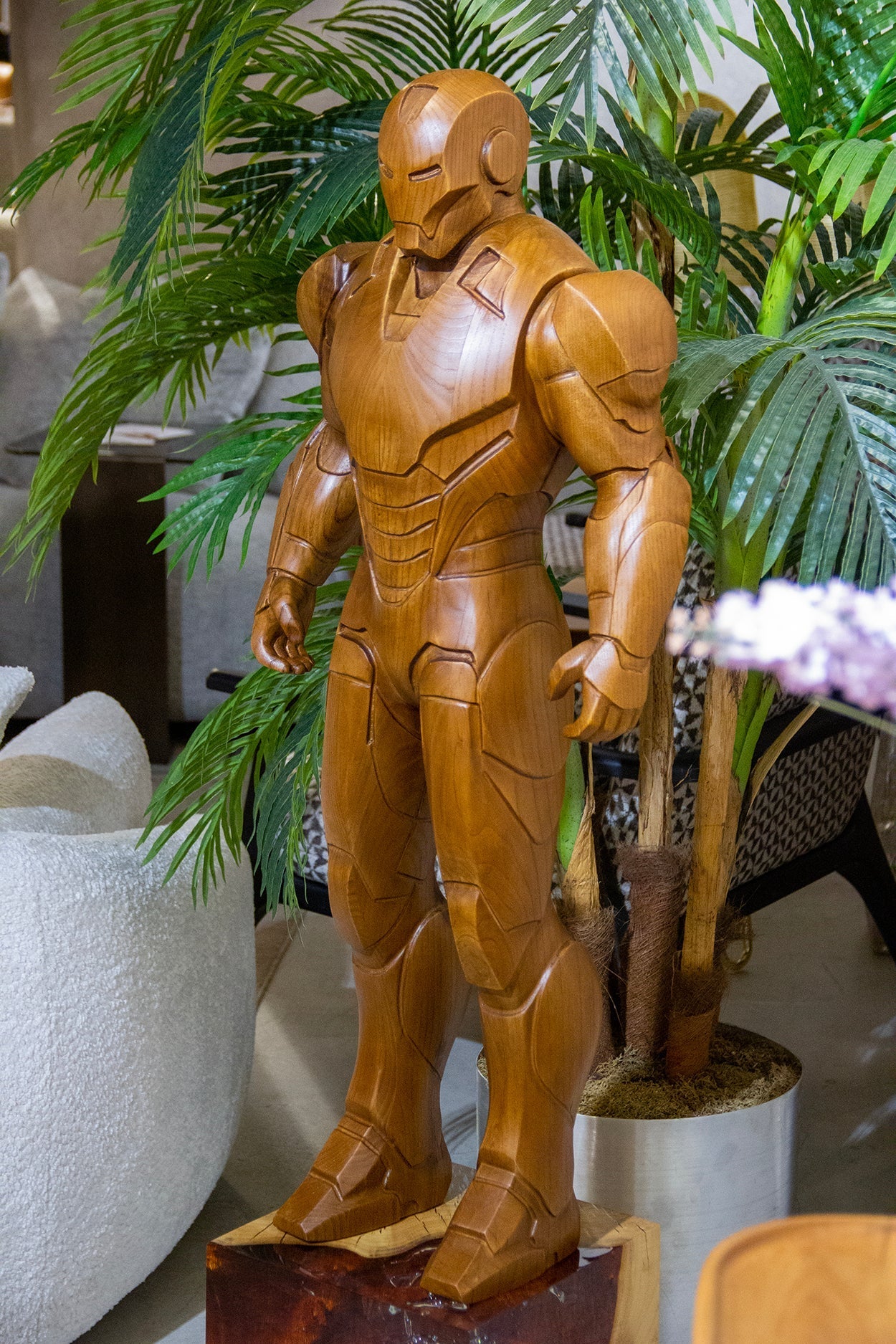 Gepanzerte Heldenstatue aus Holz