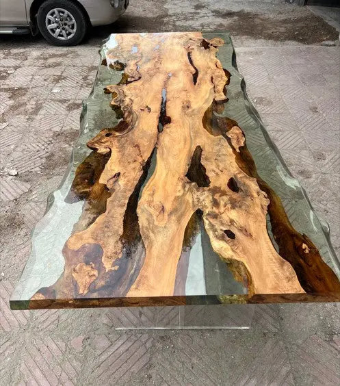 Esstisch aus massivem Lindenholz mit Natur-Epoxidharz-Details