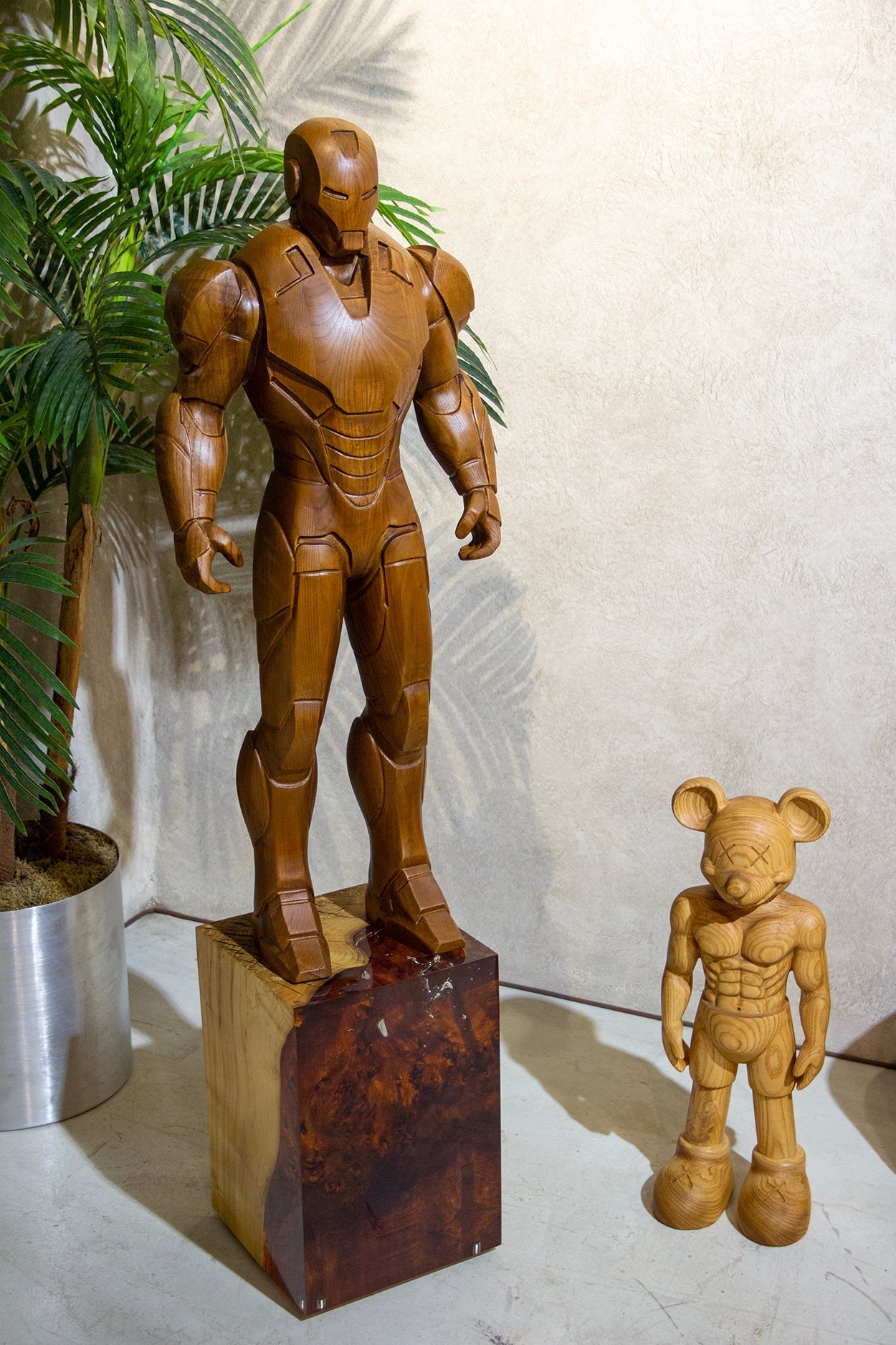 Gepanzerte Heldenstatue aus Holz