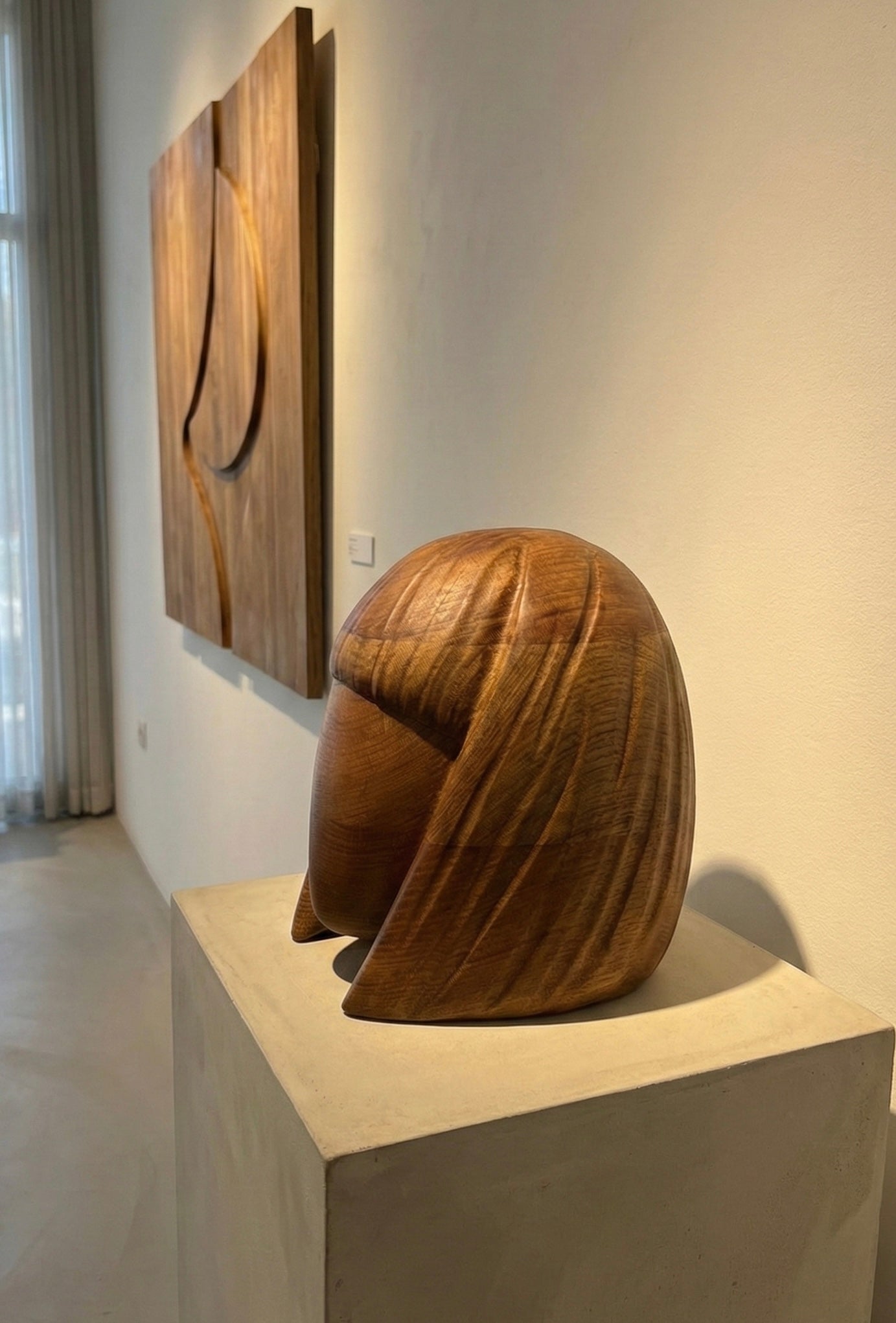 Frauenkopf-Skulptur aus Holz