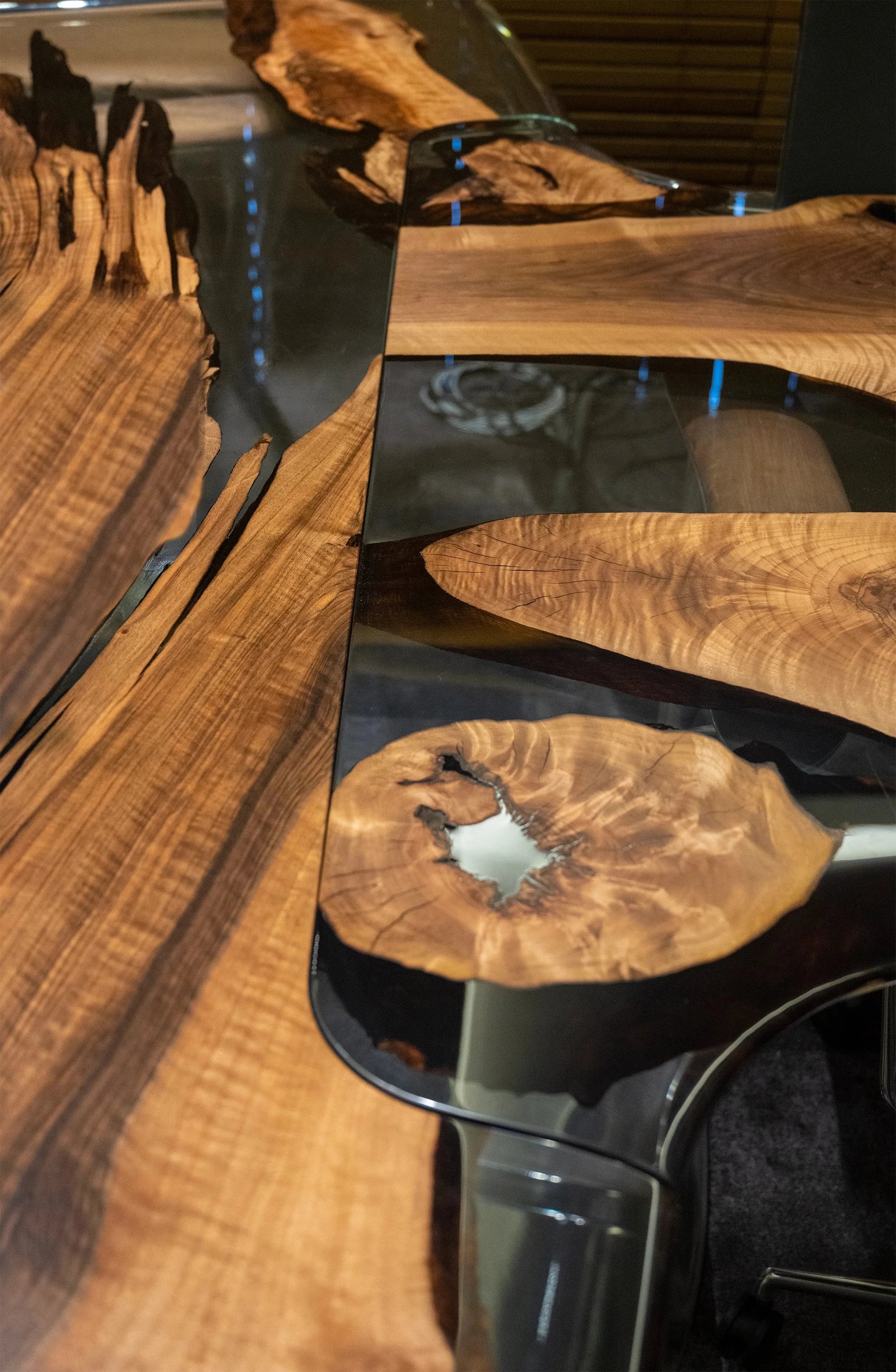 Luxuriöser D-förmiger Chefschreibtisch aus Nussbaumholz und Epoxidharz