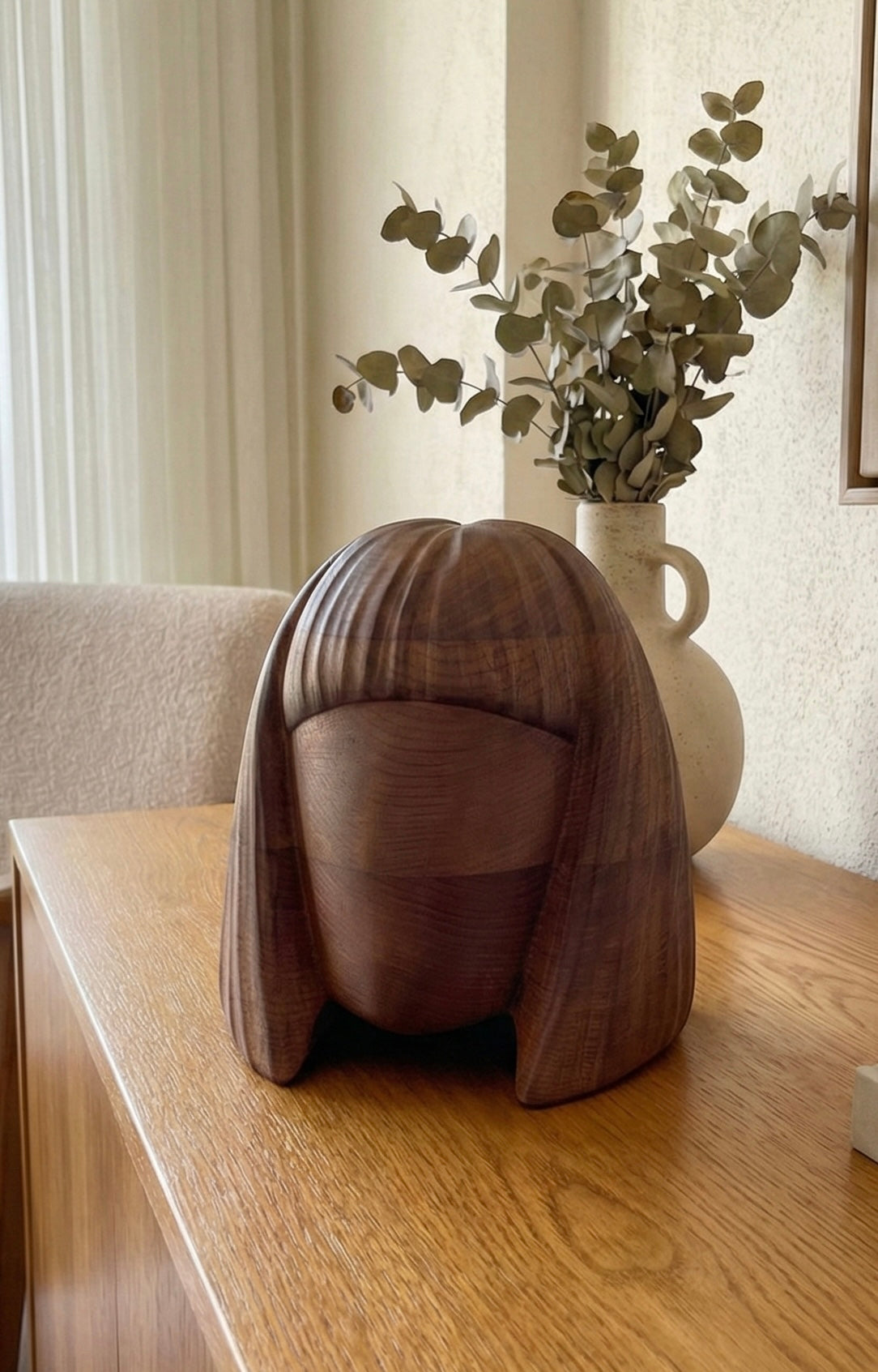Frauenkopf-Skulptur aus Holz