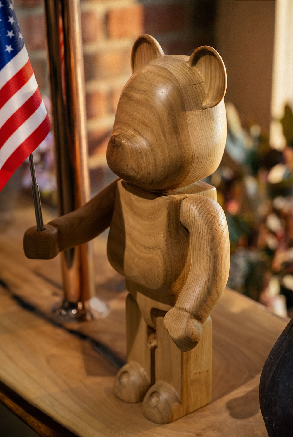 Handgeschnitzte Bärenskulptur aus Holz
