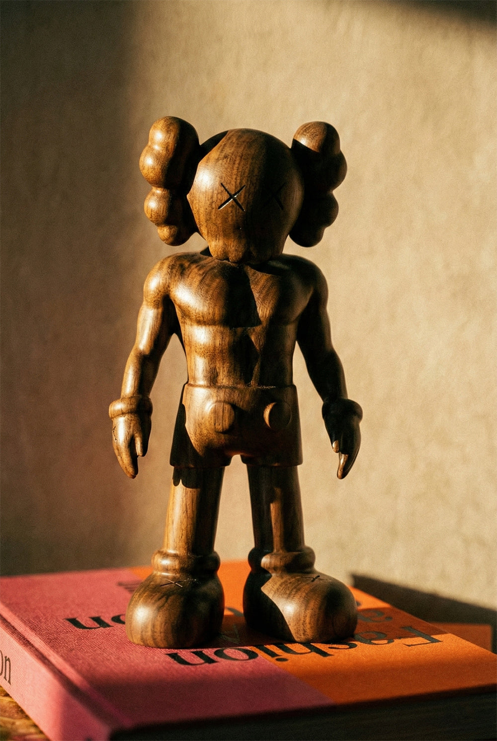 Handgeschnitzte Bärenskulptur aus Holz