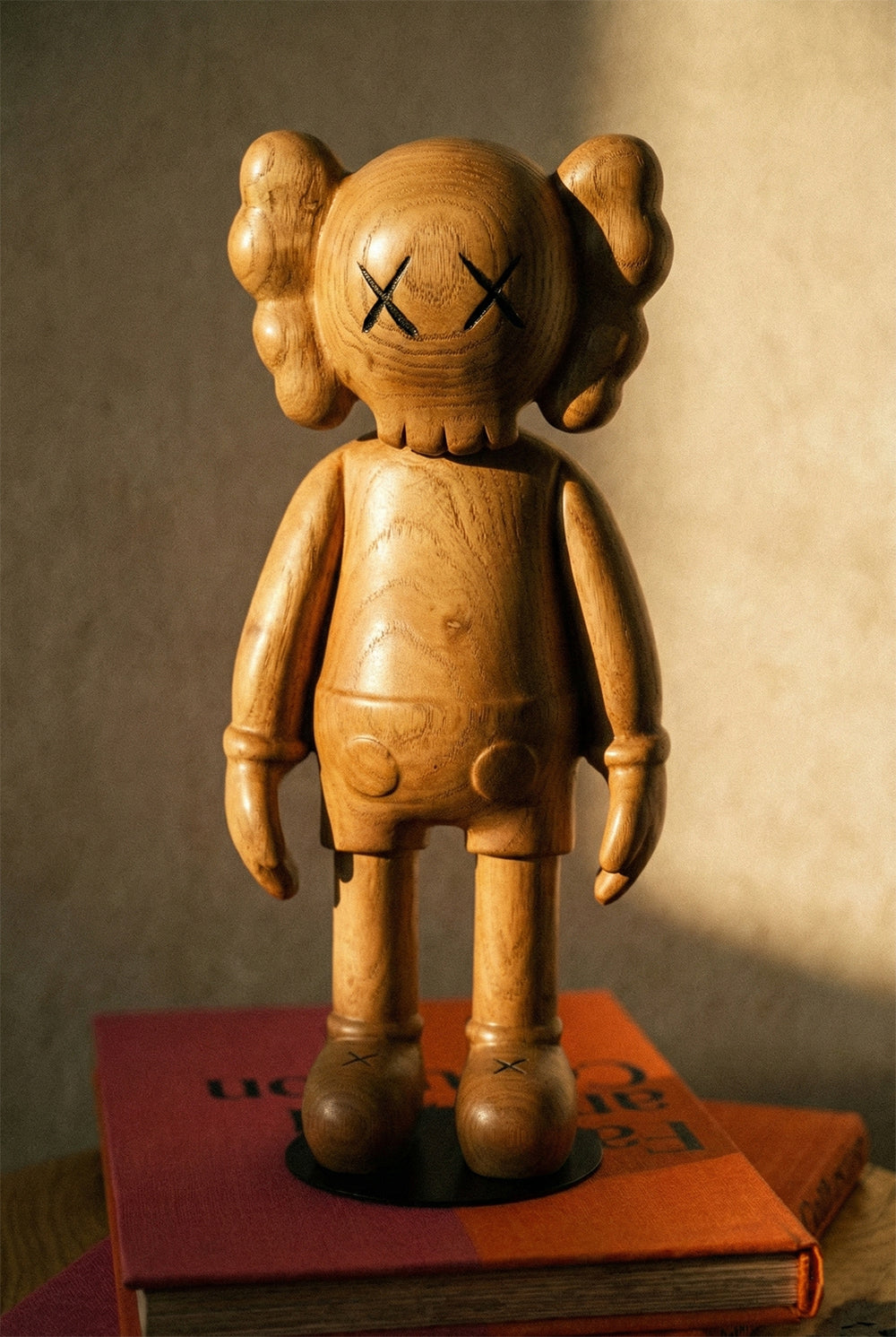 Handgeschnitzte Bärenskulptur aus Holz