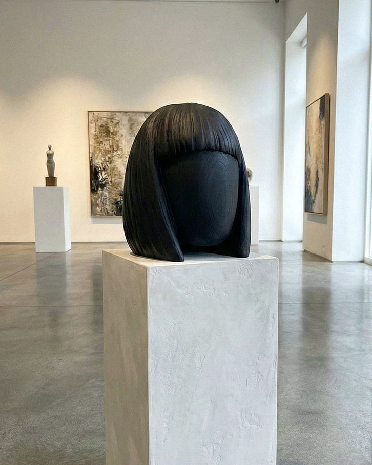 Frauenkopf-Skulptur aus Holz