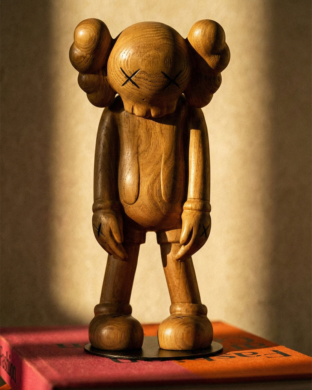 Handgeschnitzte Bärenskulptur aus Holz