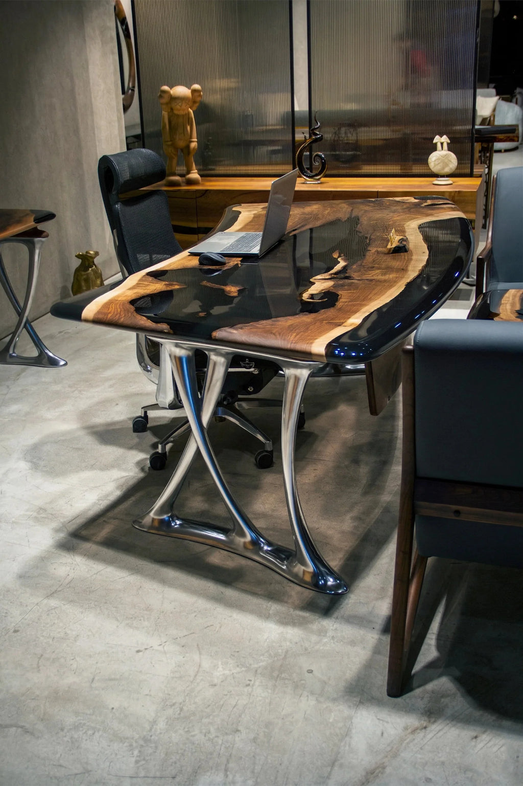 Luxuriöser D-förmiger Chefschreibtisch aus Nussbaumholz und Epoxidharz