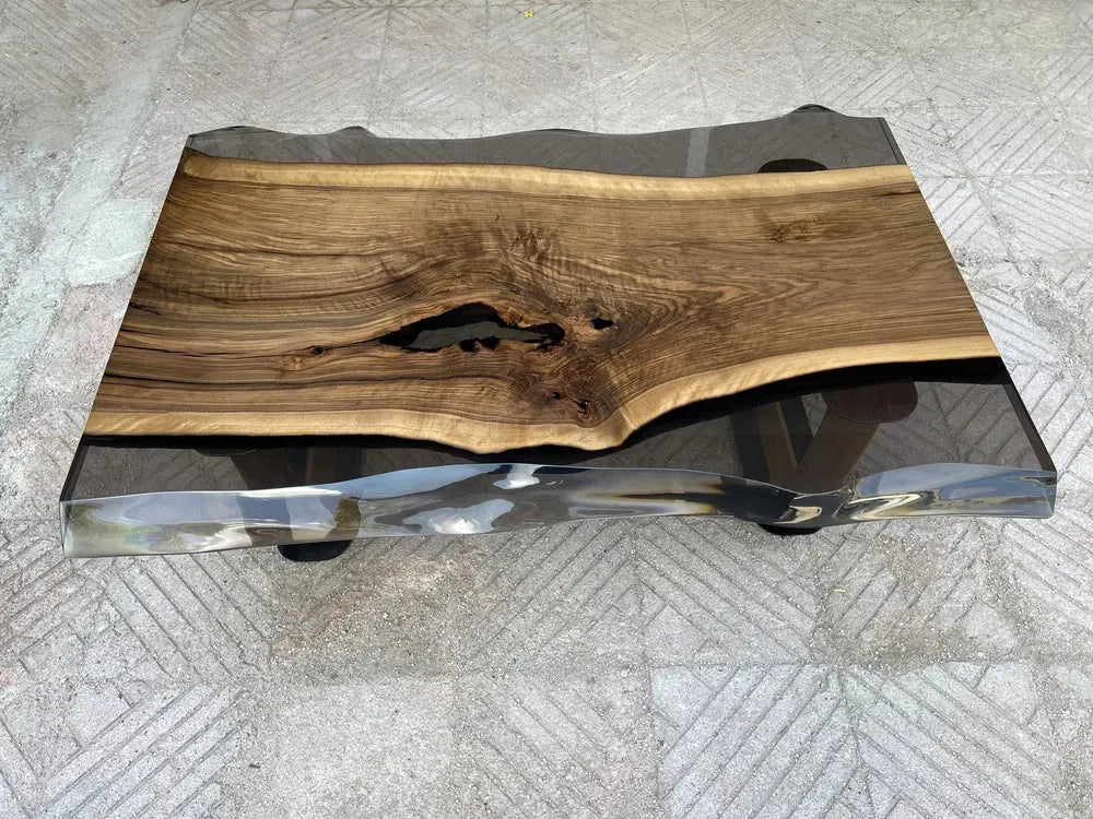 Epoxidharz Couchtisch mit Baumkante und U-förmigen Holzbeinen