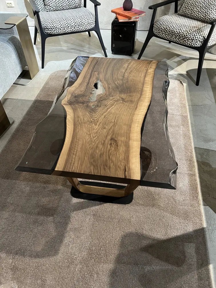 Epoxidharz Couchtisch mit Baumkante und U-förmigen Holzbeinen