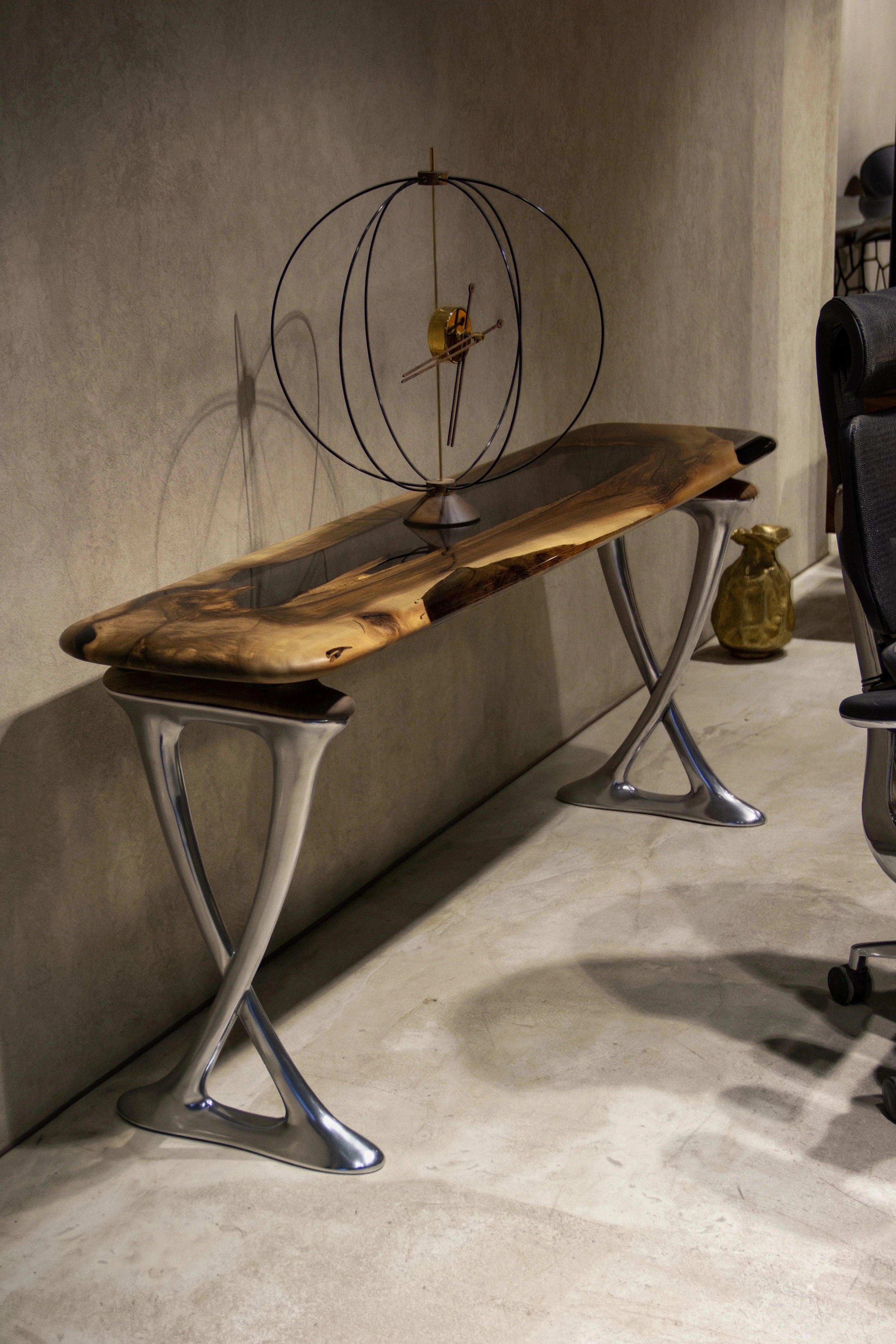 Luxuriöser D-förmiger Chefschreibtisch aus Nussbaumholz und Epoxidharz