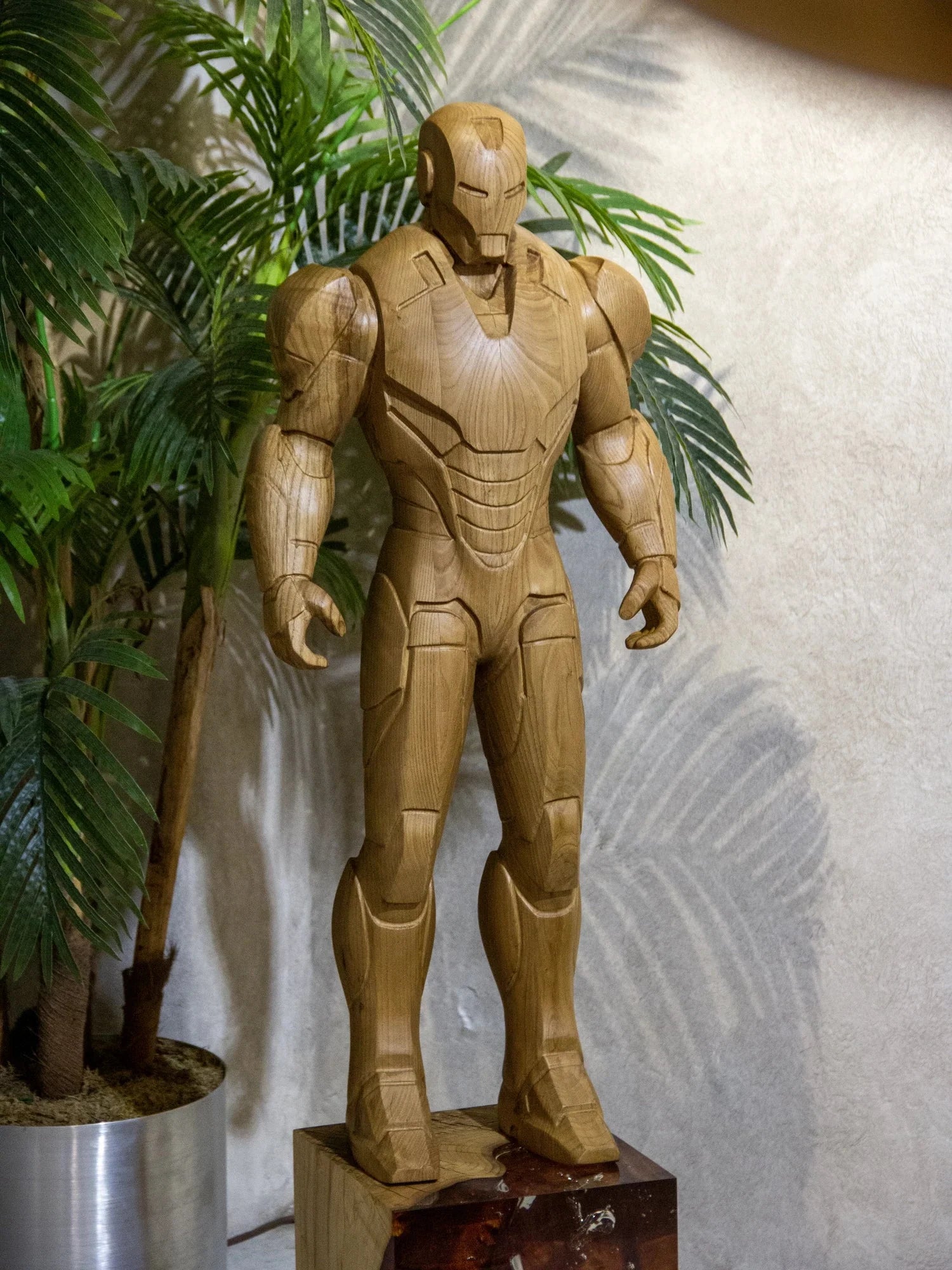 Gepanzerte Heldenstatue aus Holz