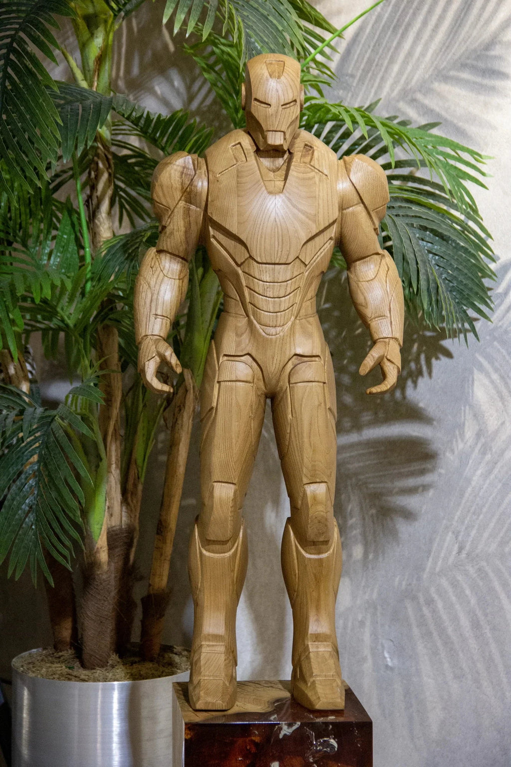 Gepanzerte Heldenstatue aus Holz