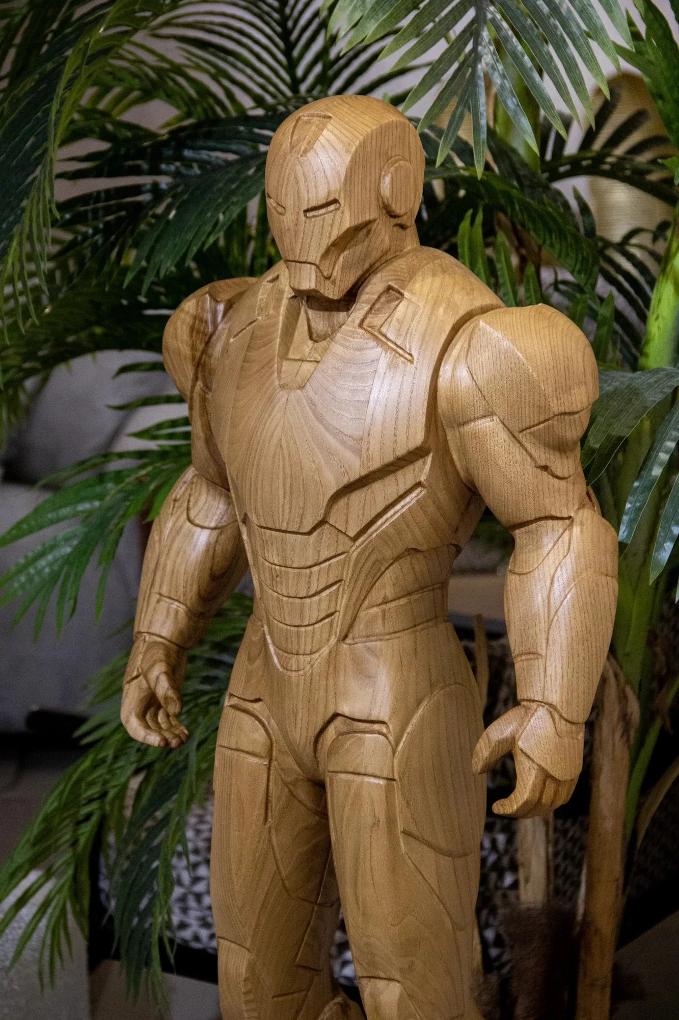 Gepanzerte Heldenstatue aus Holz