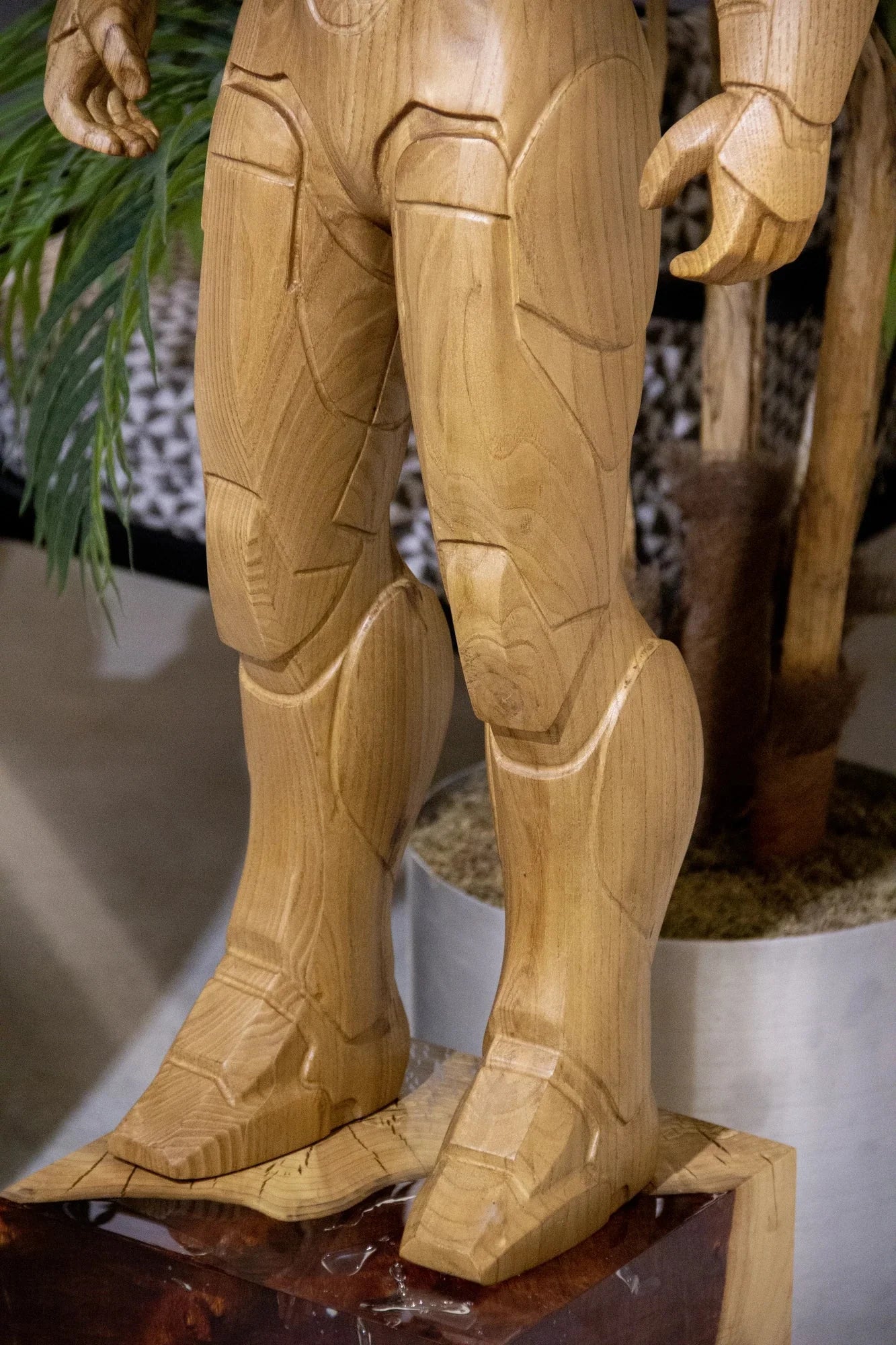 Gepanzerte Heldenstatue aus Holz