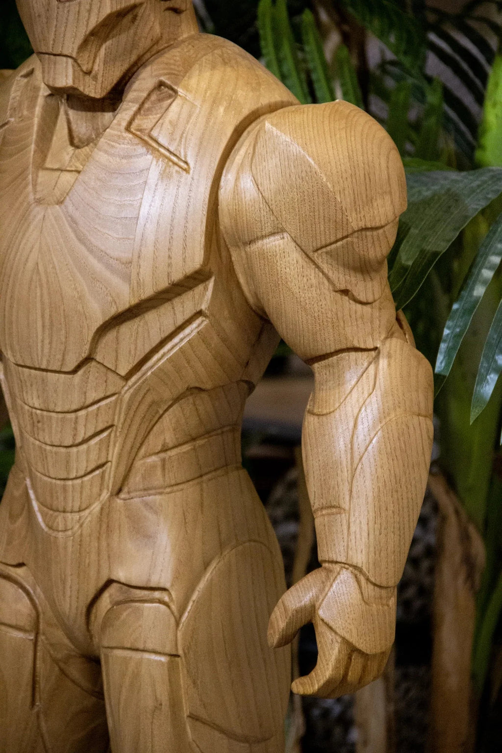 Gepanzerte Heldenstatue aus Holz