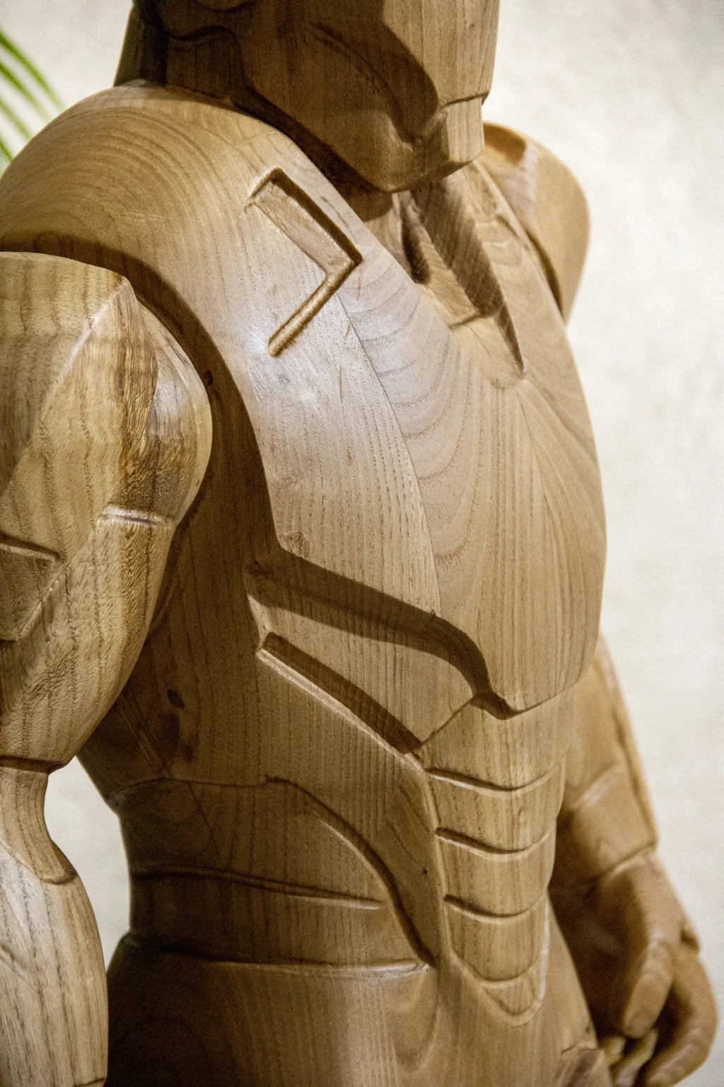 Gepanzerte Heldenstatue aus Holz