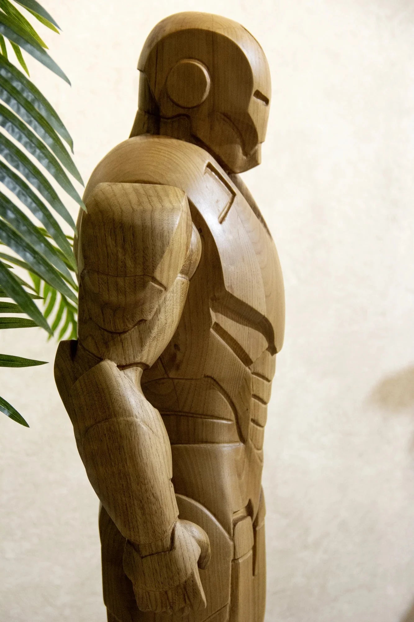 Gepanzerte Heldenstatue aus Holz