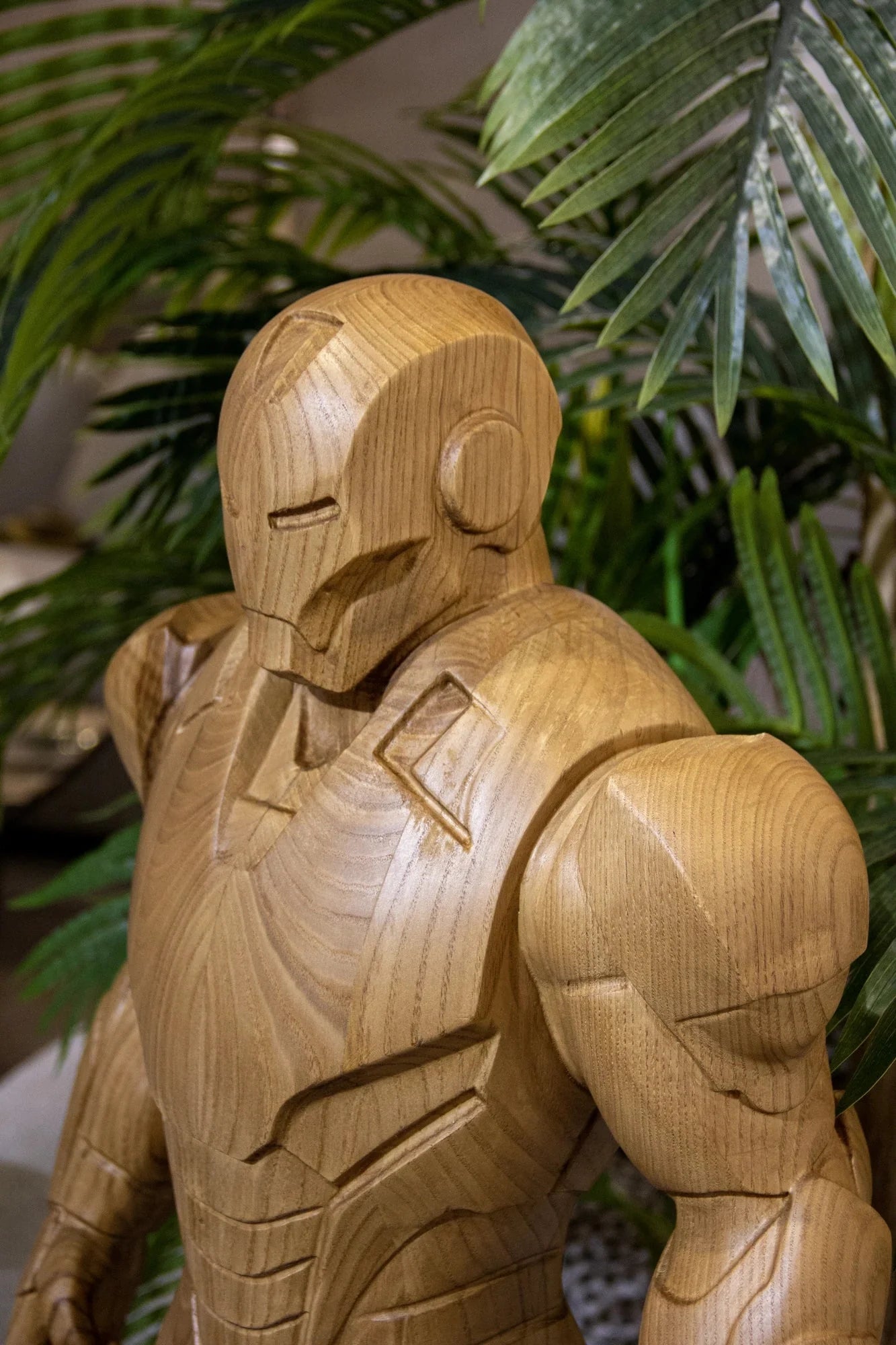 Gepanzerte Heldenstatue aus Holz