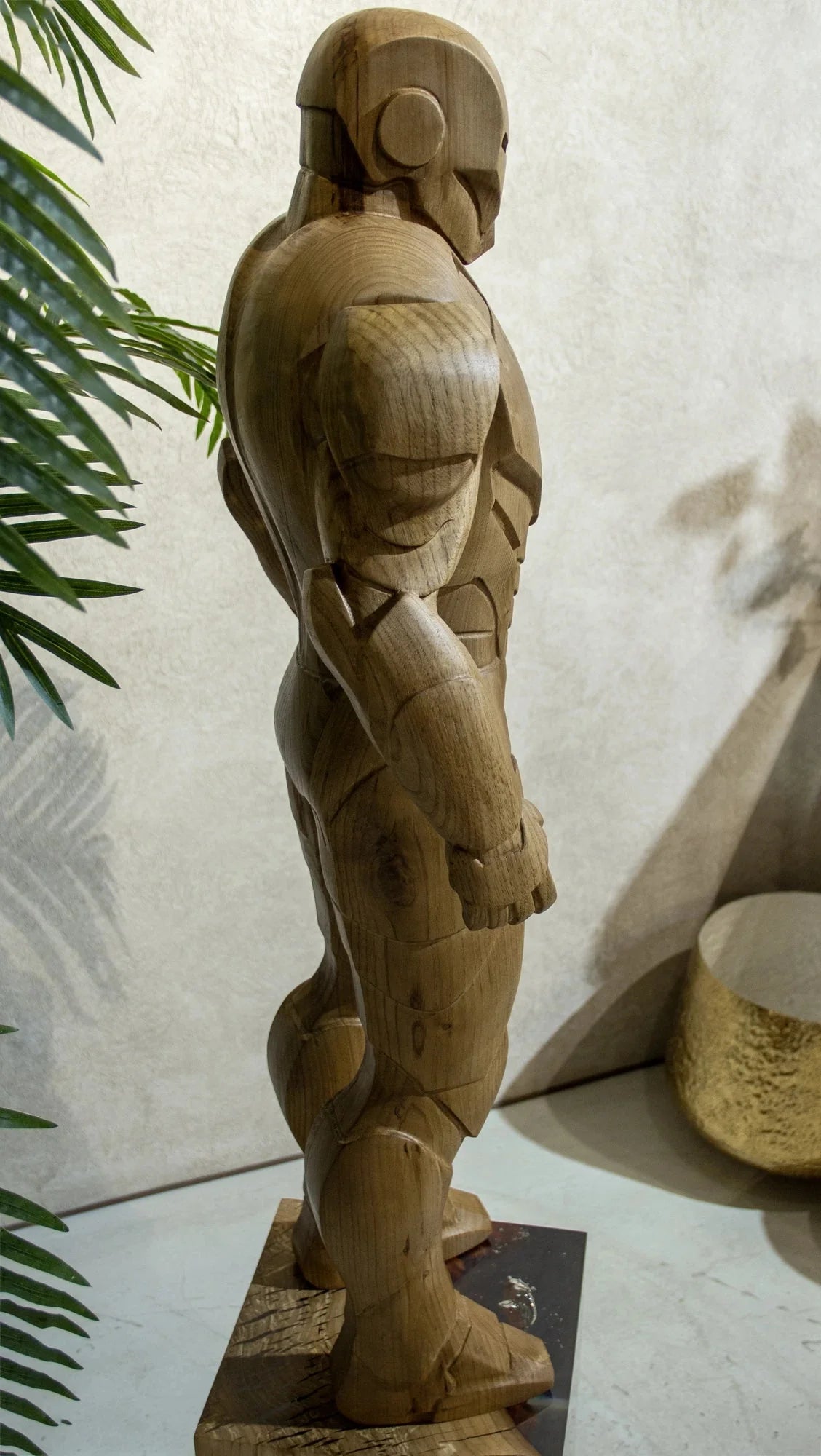 Gepanzerte Heldenstatue aus Holz