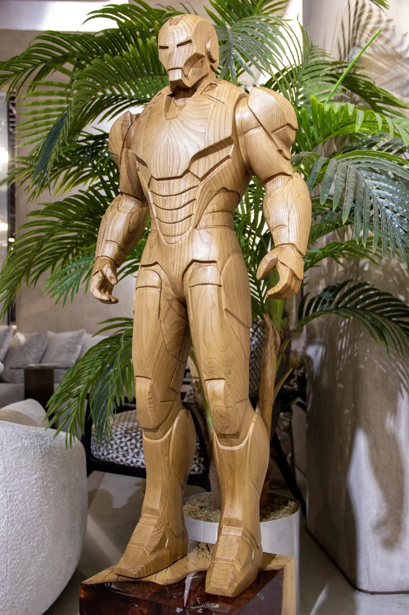 Gepanzerte Heldenstatue aus Holz
