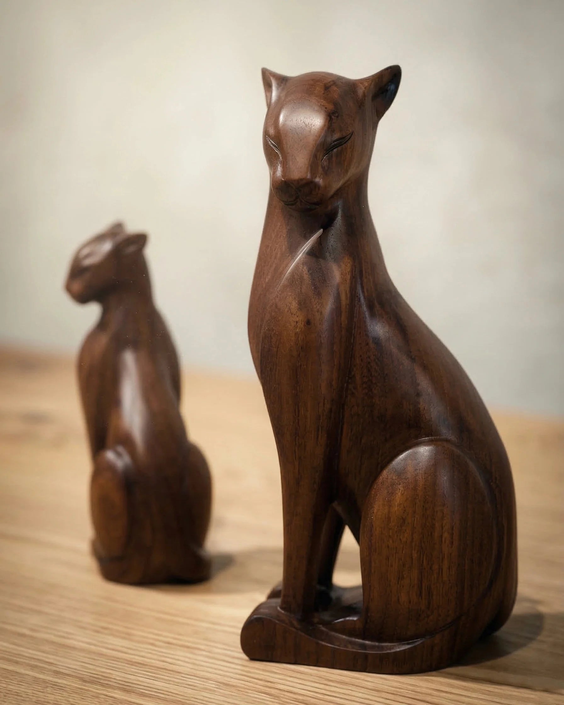 Holzfigur einer Wildkatze