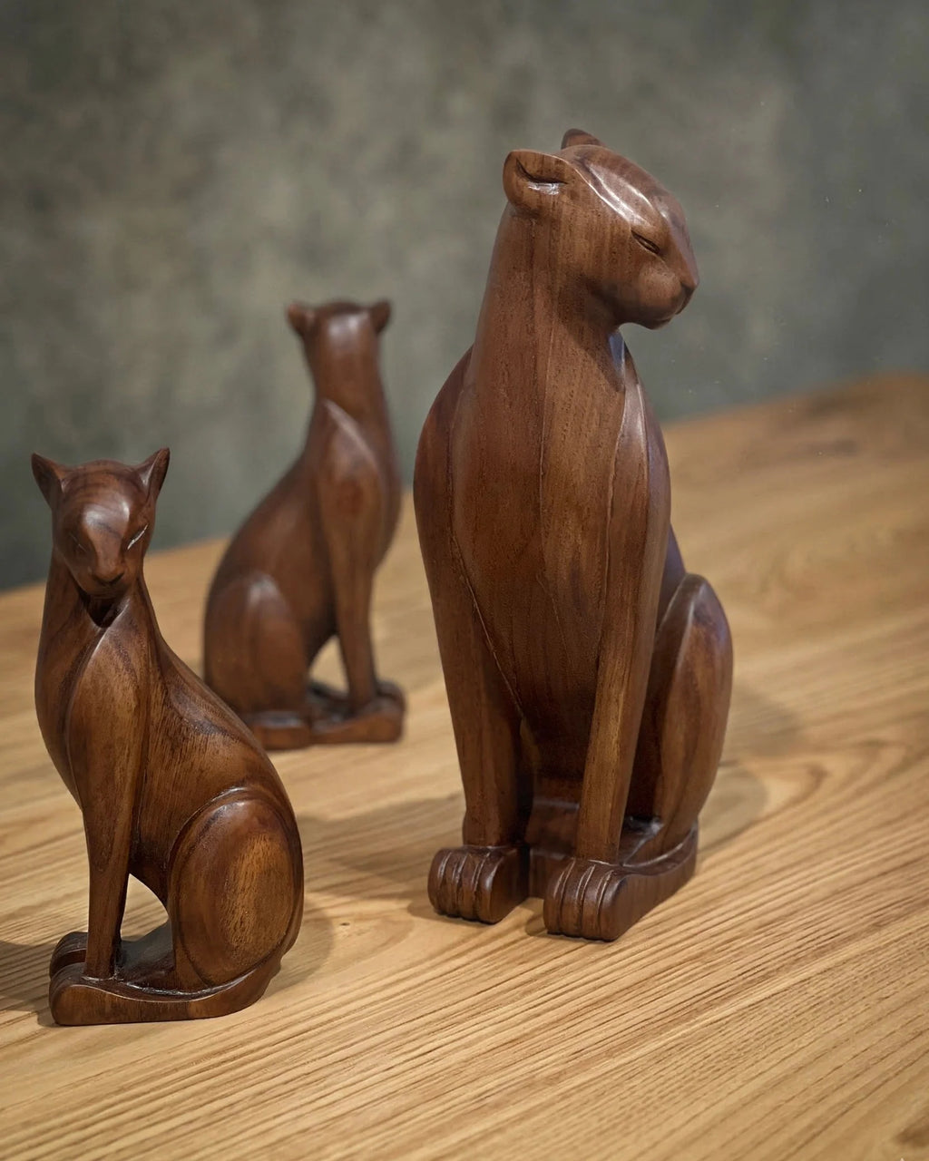 Holzfigur einer Wildkatze