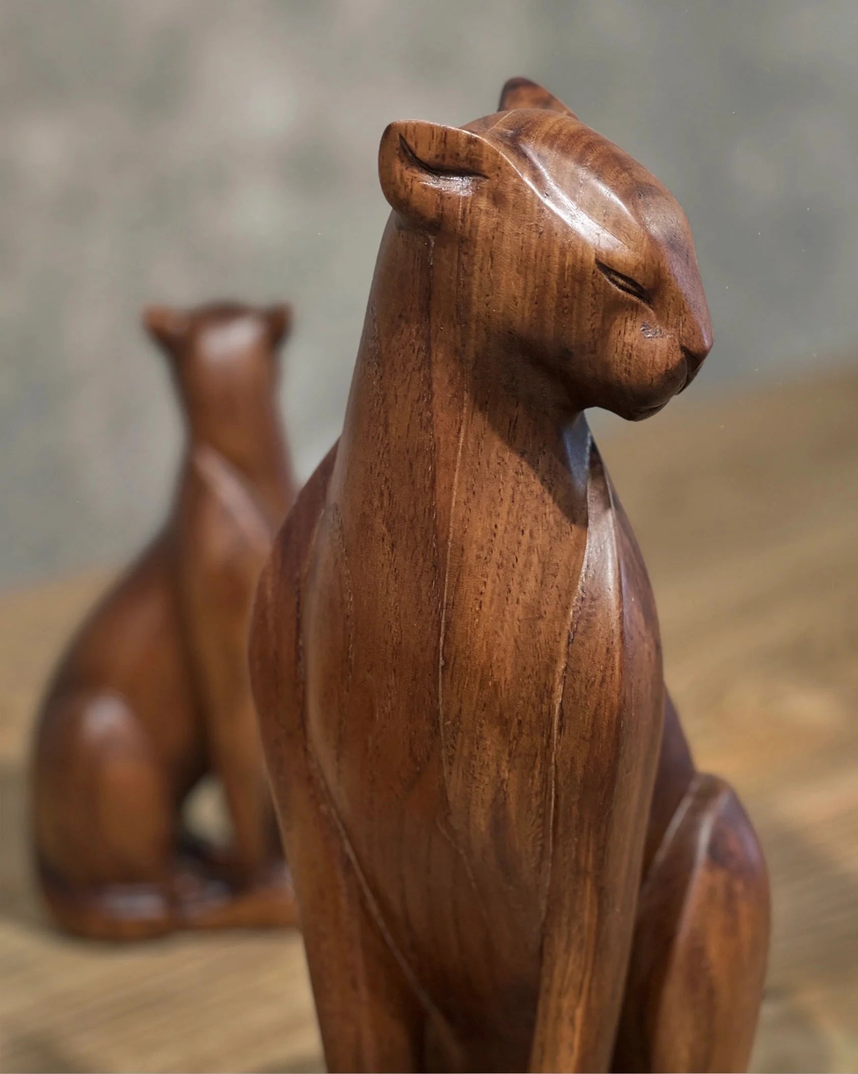 Holzfigur einer Wildkatze