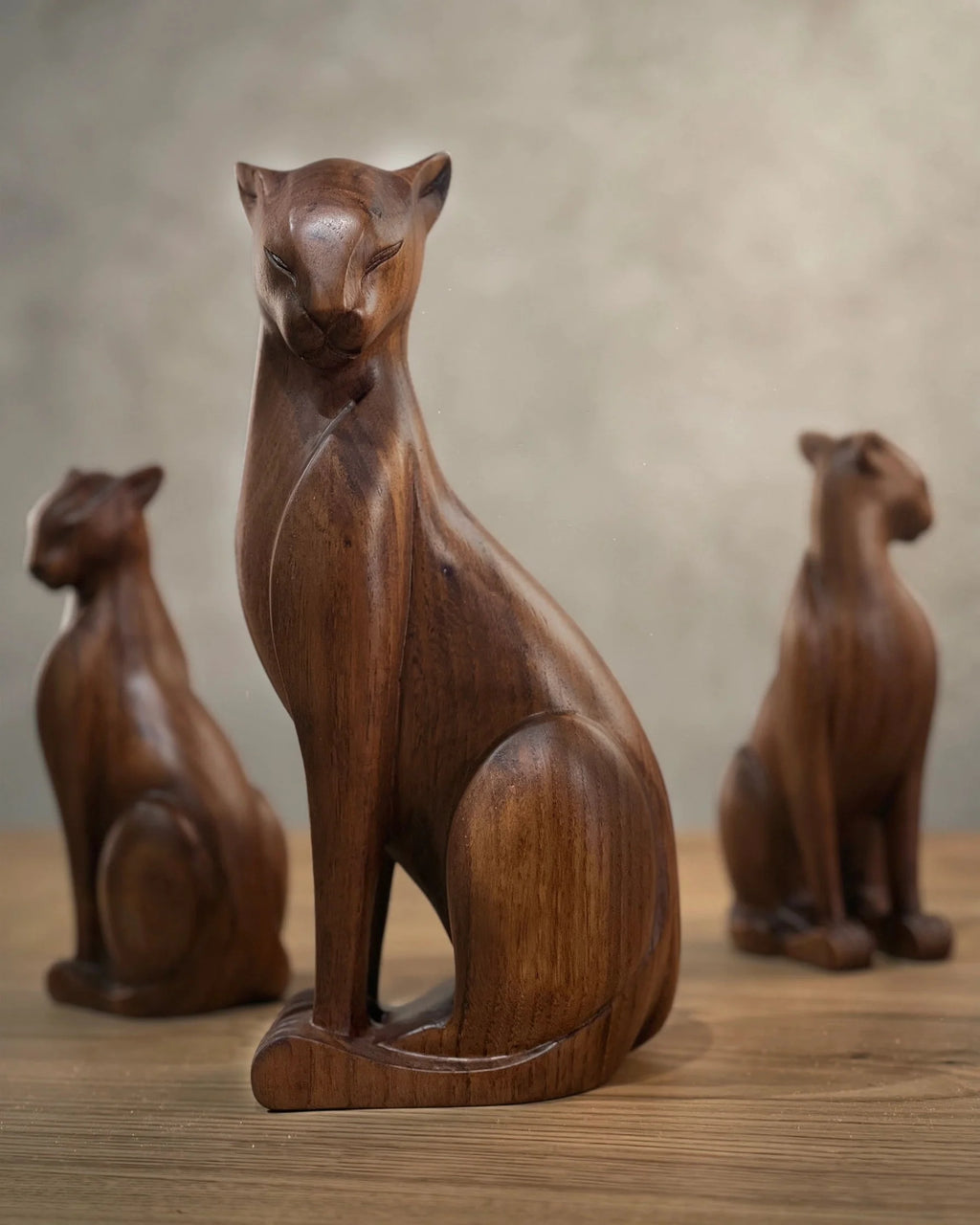 Holzfigur einer Wildkatze