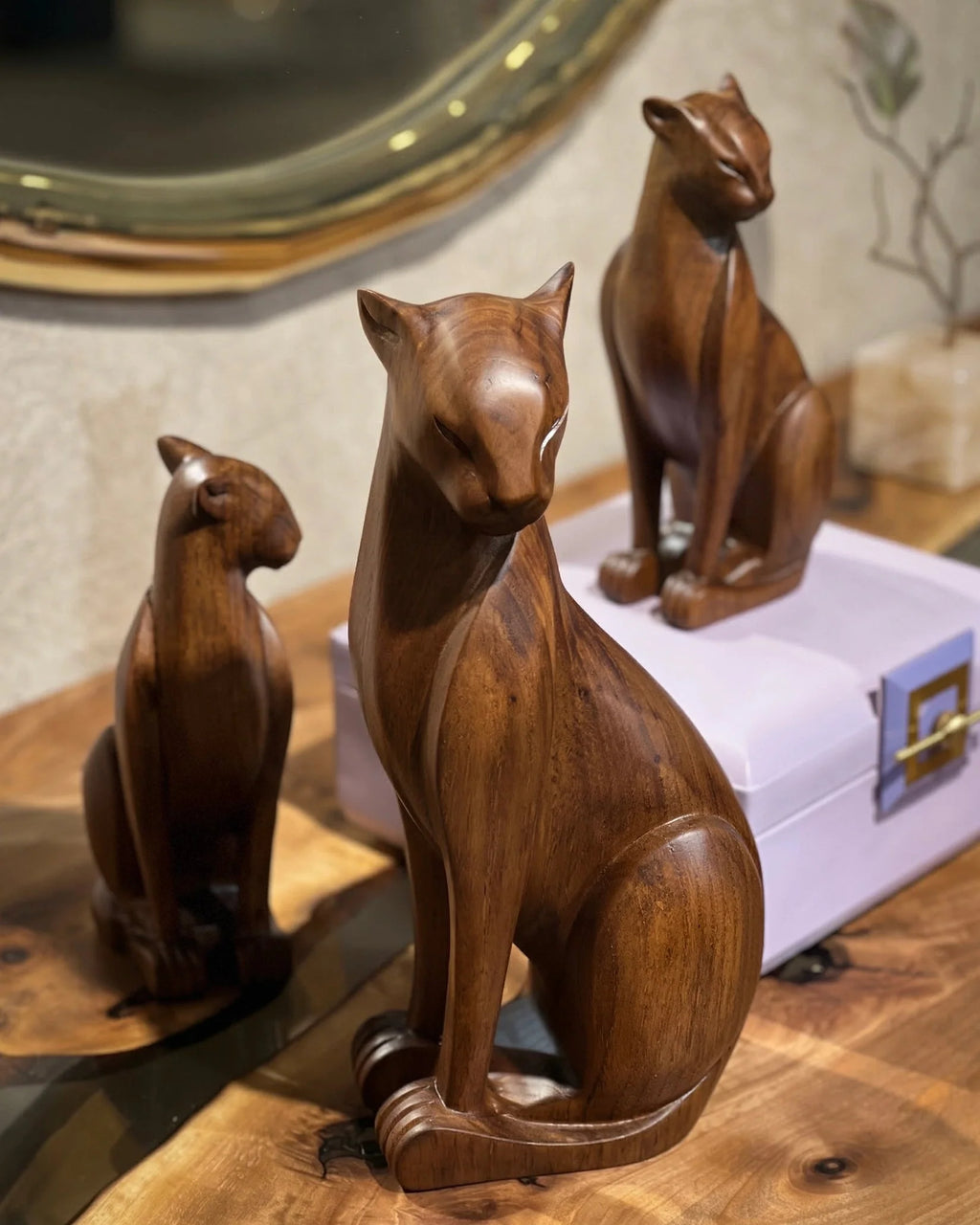 Holzfigur einer Wildkatze