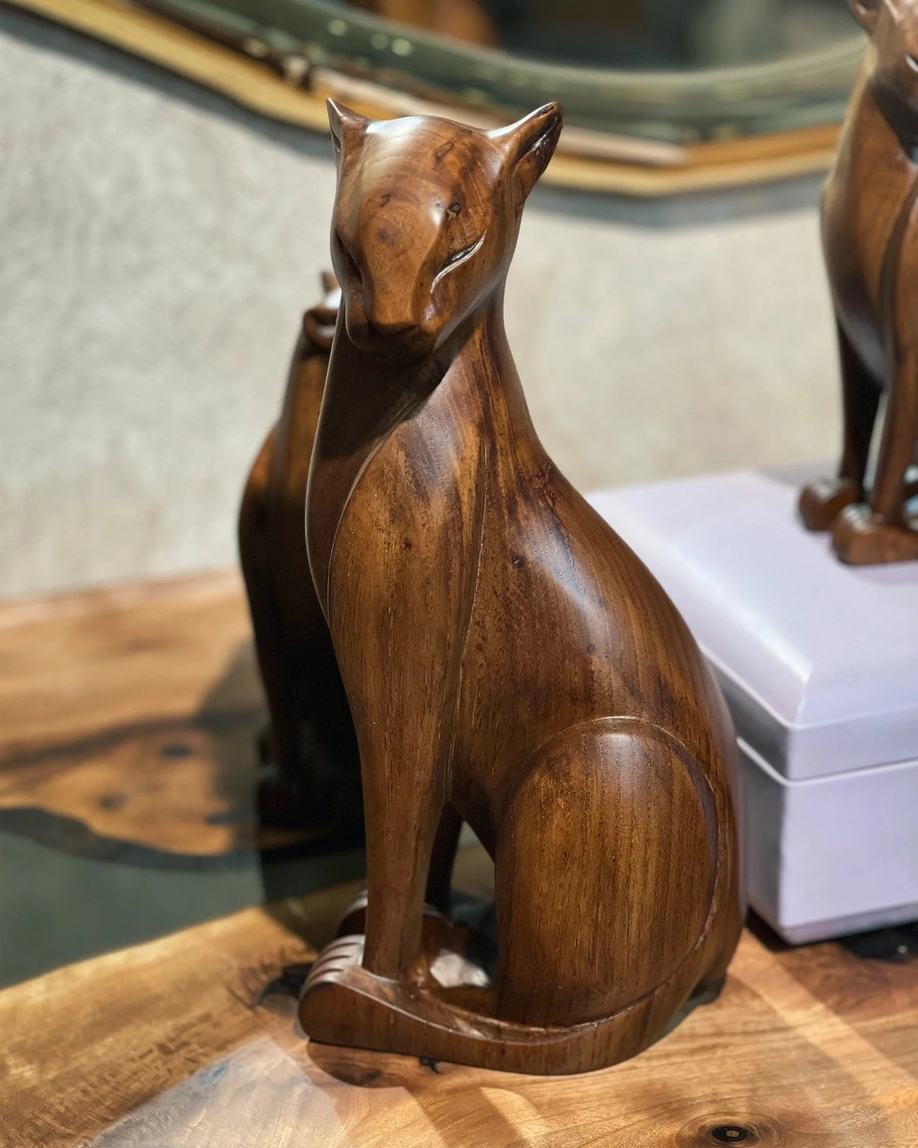 Holzfigur einer Wildkatze