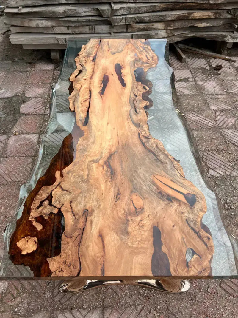 Epoxidharz Couchtisch mit Baumkante und U-förmigen Holzbeinen