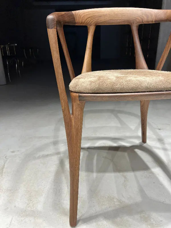 Luxuriöser Premium-Stuhl aus Massivholz-Nussbaum – italienischer Stil