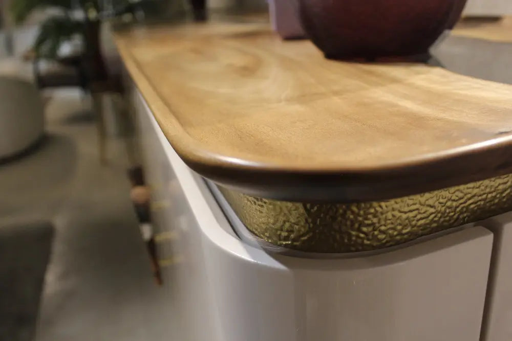 Harz- und Walnusscendenza – Modernes Sideboard | Elfenbein-Kollektion