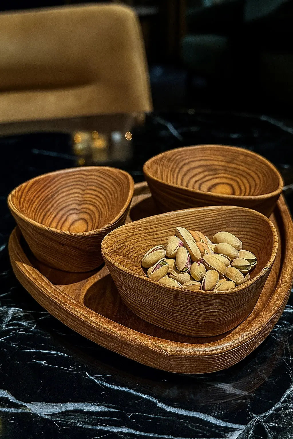 Handgefertigtes luxuriöses Nussschalen-Set aus Holz mit Tablett