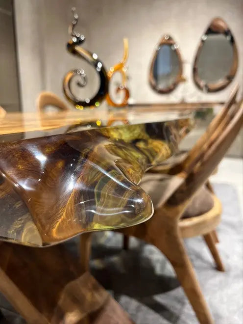 Esstisch aus massivem Lindenholz mit Natur-Epoxidharz-Details