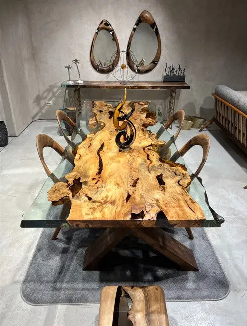 Esstisch aus massivem Lindenholz mit Natur-Epoxidharz-Details