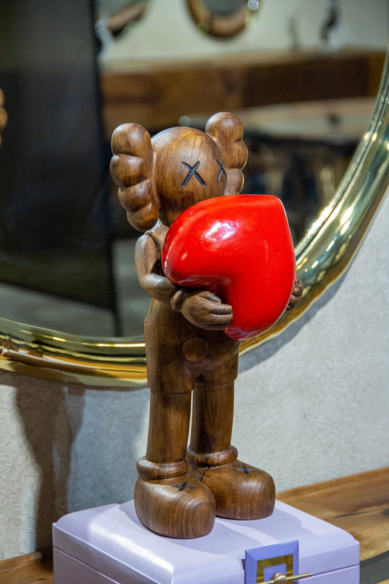 Handgefertigte Holz-Kunstfigur mit Herz