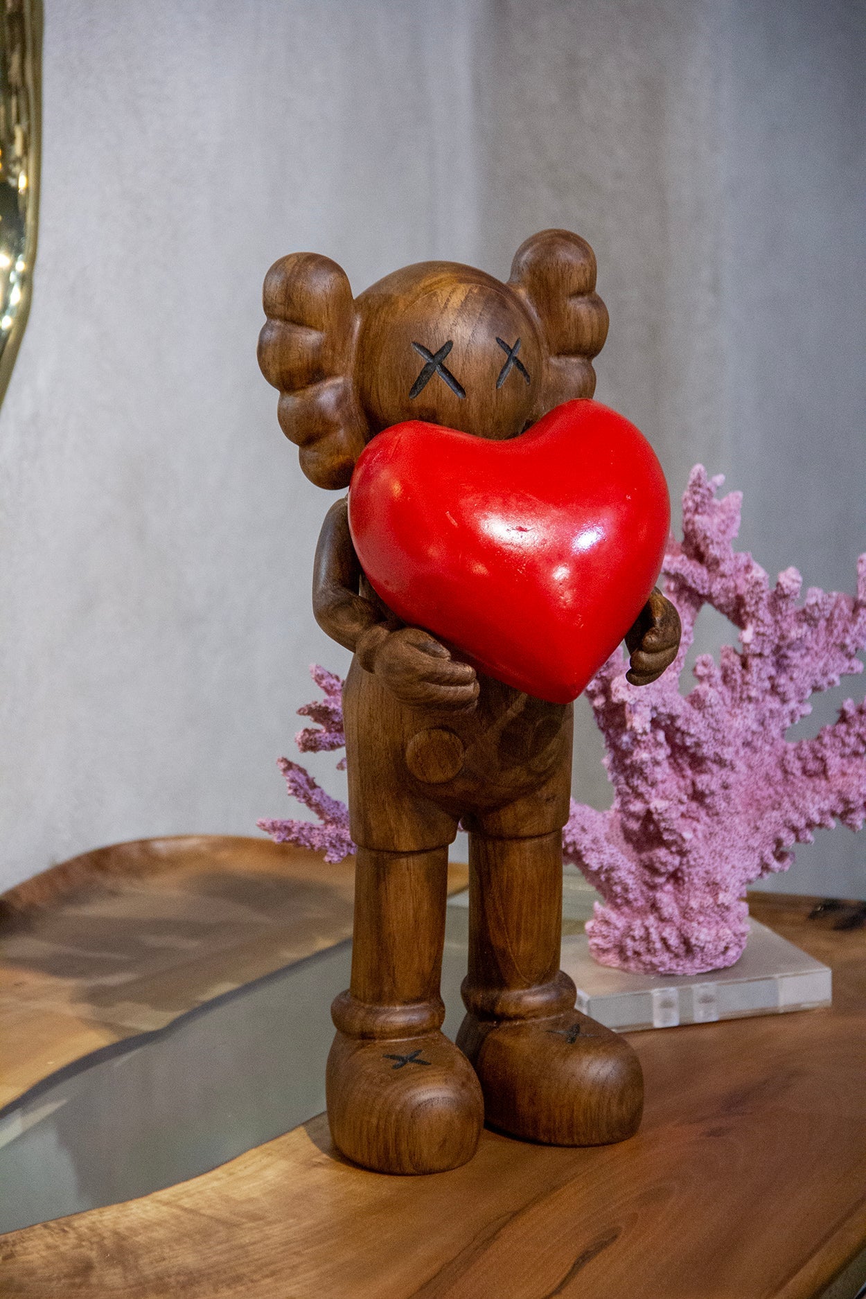 Handgefertigte Holz-Kunstfigur mit Herz